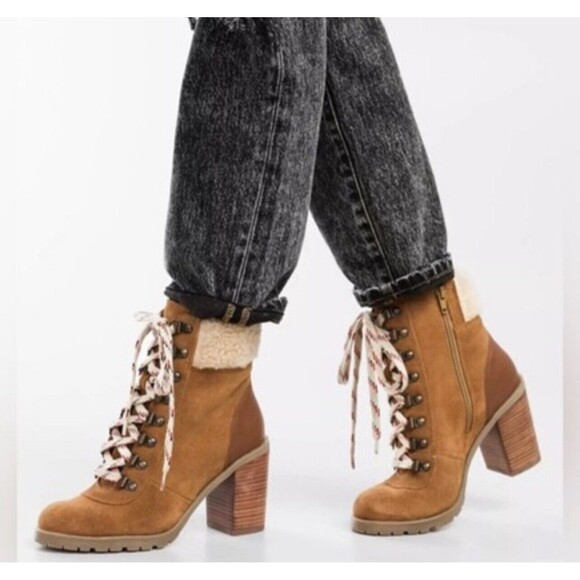 Crevo Joan Faux Shearling Collar Brick Heel Bootie In Tan SS 6 New - Picture 1 of 12